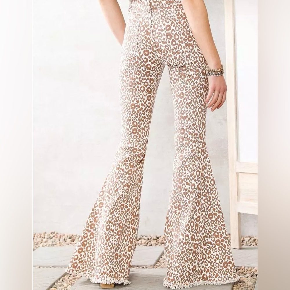 Women's SAINTS & HEARTS Beige White Cotton Blend Leopard Flare Jean Size 2 NWOT - Picture 2 of 9